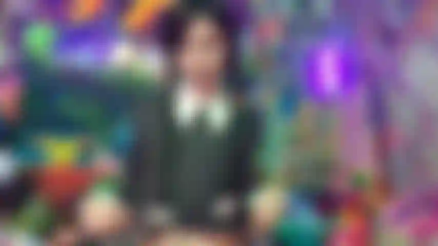 Mercoledì addams da sola nella villa a masturbarsi e squirtare.