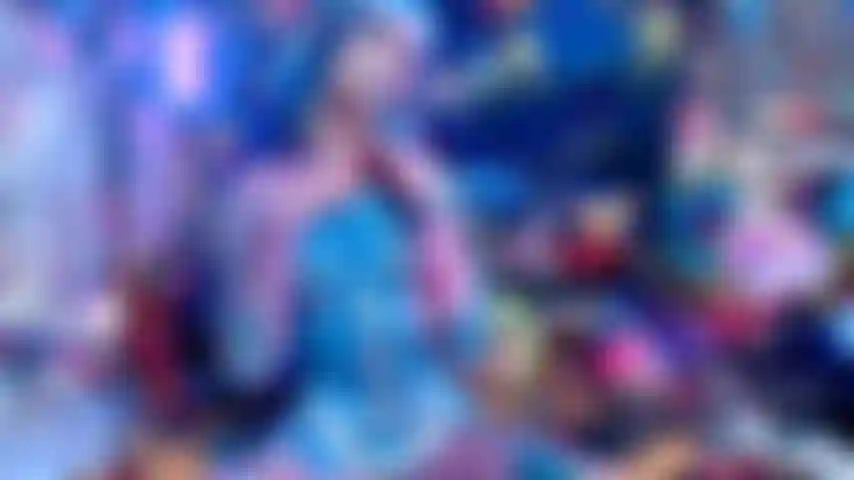 Spogliarello del body della dea cosplay + stuzzicamento delle mutandine.