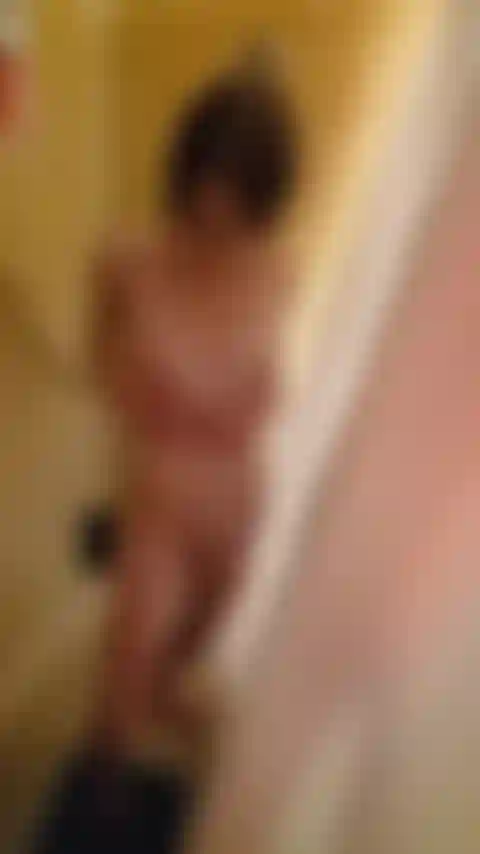 Veloce, sborrata durante la doccia che mi scopa il culo stretto + la figa arrapata.