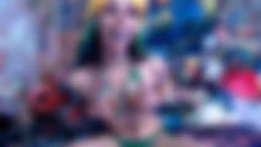 Mangia le caramelle gommose che mi escono dalla figa e dal culo!