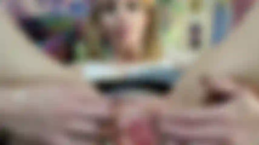 Giocherellona con la figa davanti alla gonna.