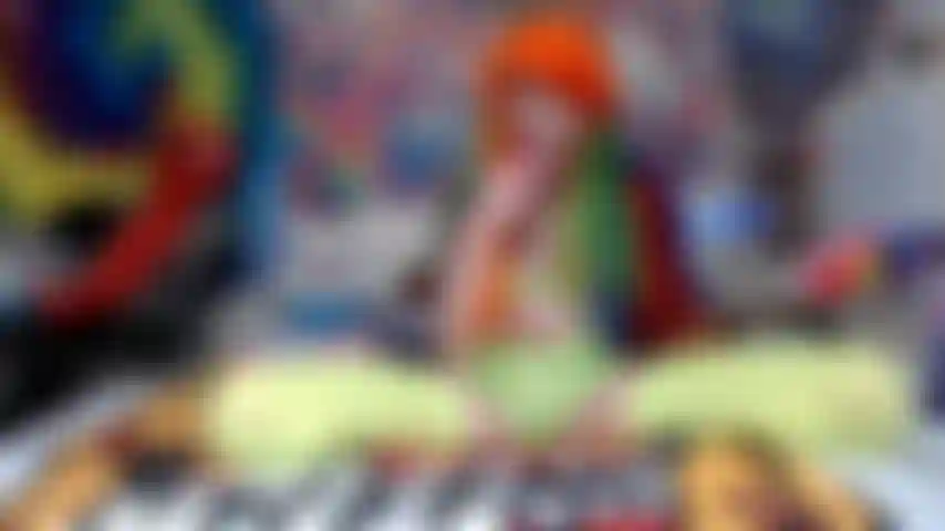 Una mostruosa sexy arrapata su un ditalino di halloween che si prende in giro + lampeggiante.