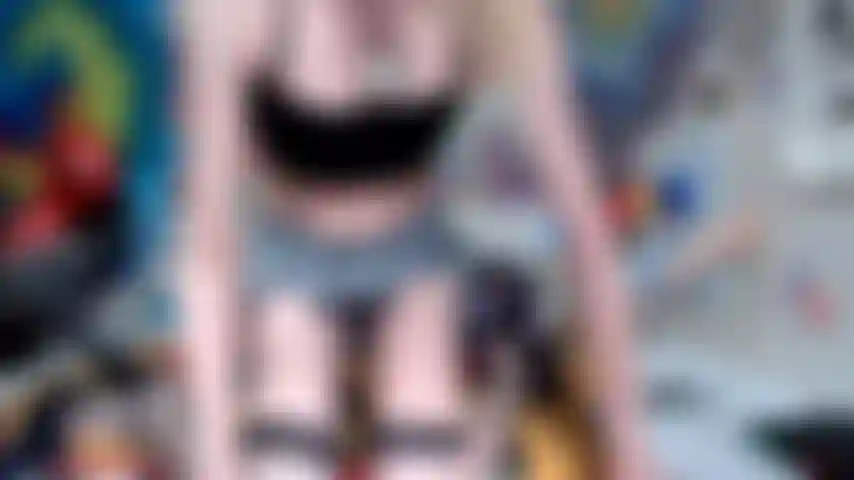 Magnifica minigonna stuzzicata con i tacchi con un creampie anale sotto la gonna incredibilmente cumtastico.