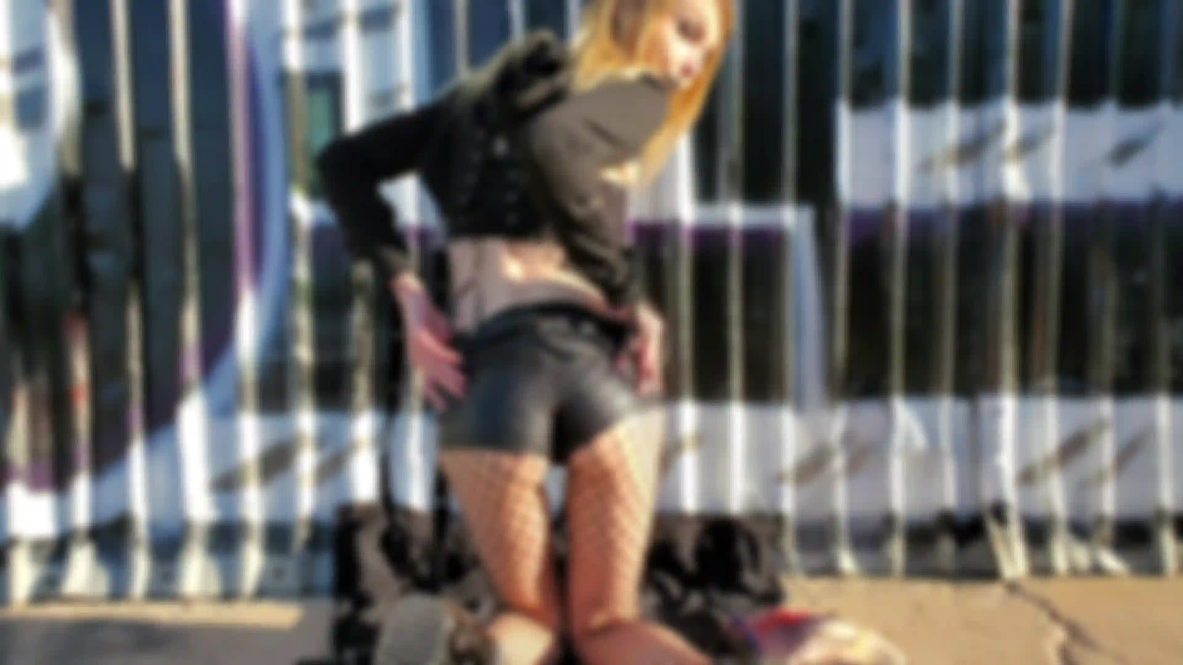 Una ragazza gotica sexy schiaffeggia il culo fuori seguita da mostrare i suoi buchi stretti piegati.