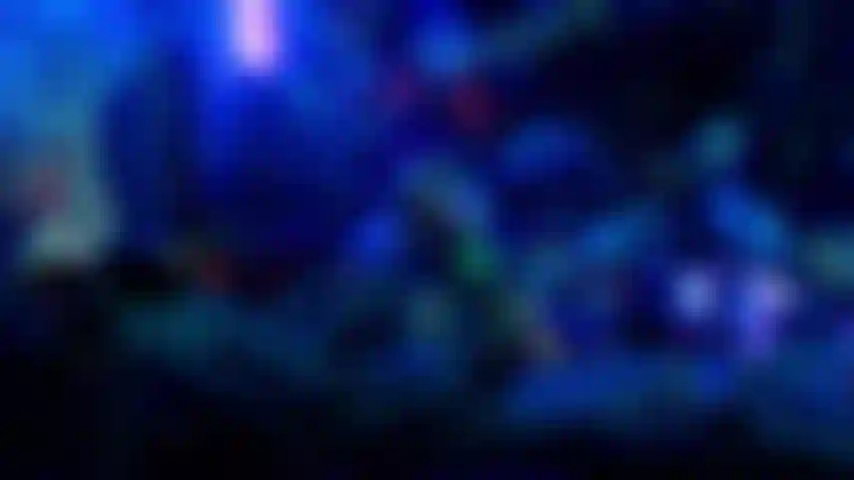 Una dea del rave che realizza slip all'uncinetto con una dolce sorpresa appiccicosa.