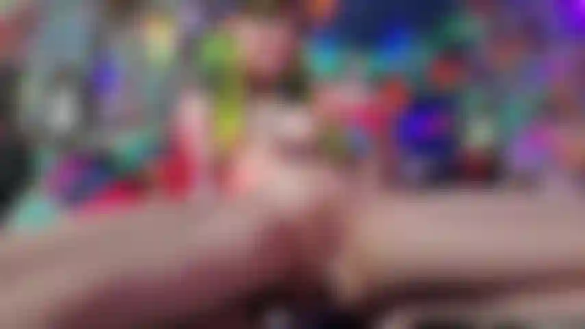 Il compito di pulire lo sperma di una troia in gabbia che cuckolding!