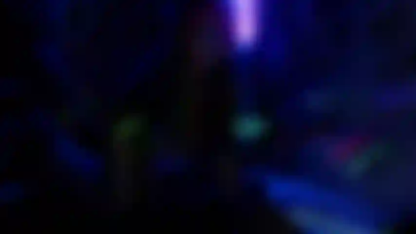 Una creatura affamata di cazzo e di sperma fa gola profonda a ogni dildo sul muro.