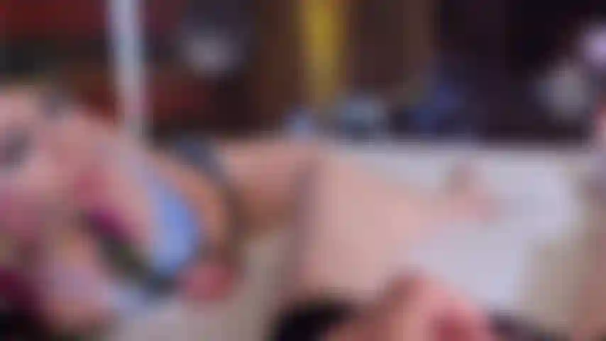 ;) Il nostro nuovo segreto perverso! (3Alcuni con jaybean e audreymadison) guarda cosa succede quando io e il mio fratellastro (jaybean) siamo soli a casa e annoiati, così dopo esserci tolti i pantaloni e le mani iniziano a vagare..All'improvviso la mamma adottiva torna a casa prima del previsto (audreymadison) e decide che invece di una punizione severa abbiamo solo bisogno di "supervisione arrapata" e guida hehe ;) e né io né il mio fratellastro possiamo negarlo! Goditi l'azione sexy tabù del trio con doppi pompini/scopate intense in entrambe le nostre fighe e tanto sborra!!! Più doppio facesitting e dirty talk!!!