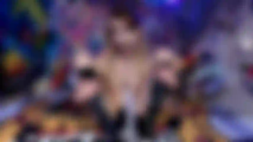 Le dita lunghe puzzolenti (calzini sudati, feticismo dei piedi puzzolenti).