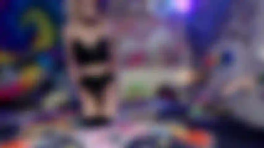 Una ragazza gotica con i tacchi e un vestito in pvc lucido, bagnata, arrapata e pronta per una sborrata in faccia!