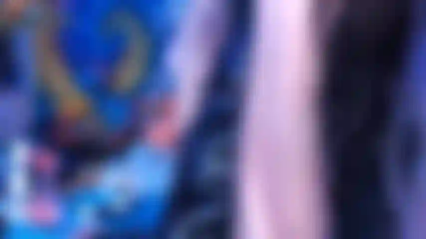 Upskirt di goth babe, calci alti, + sculacciate.