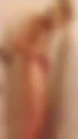 Una principessa con le treccine e il suo gioco sporco e casuale sotto la doccia.