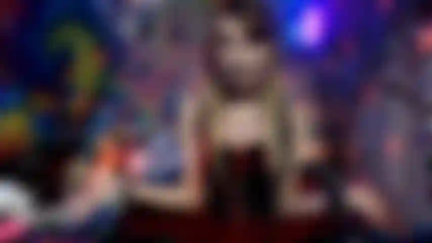 Femminuccia, in gabbia, umiliata ad halloween.