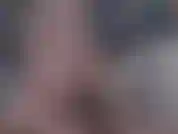 Una gattina arrapata con le treccine si inzuppa la faccia di sperma.