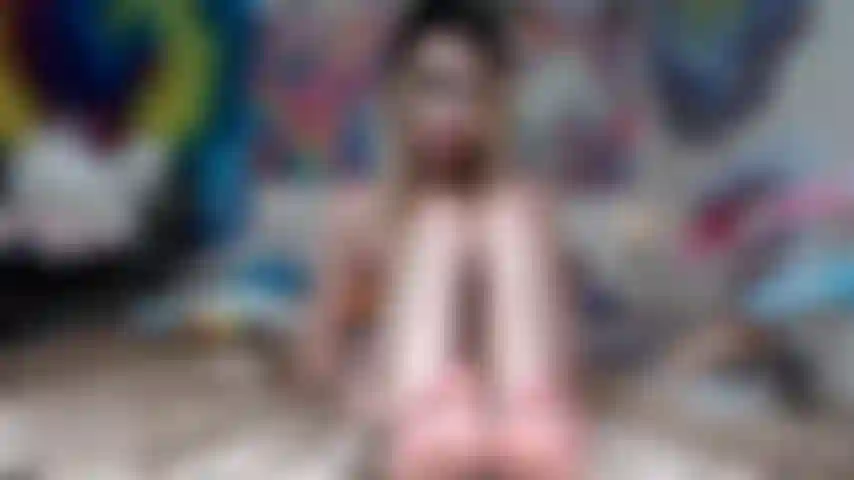 La principessa punk di gutter esige l'adorazione dei piedi.