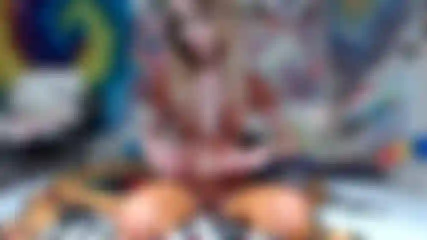 Calda e pesante con la presa in giro upskirt per farti diventare duro fin dall'inizio!