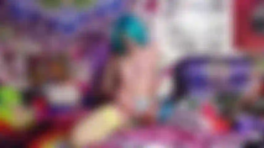 Le mutandine di raso scivolano su pov atp + spalancate.