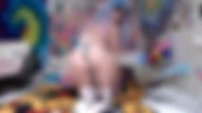 Ragazza anime selvaggiamente arrapata che scopa con un dildo + occhiali facciali.