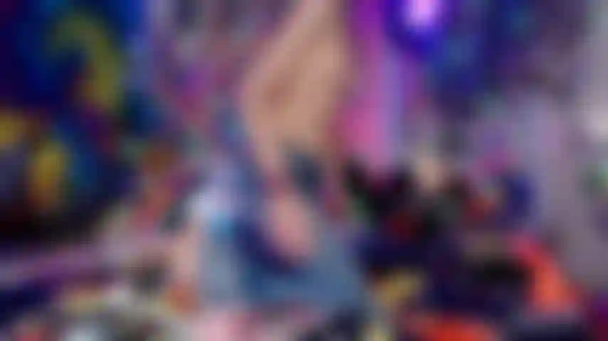 La principessa cosplay aggiunge un po' di attrito nei jeans! ( Jean fetish freak!).