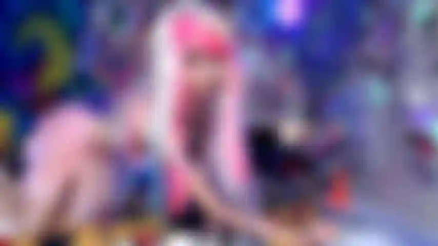 I comandi dei piedi sporchi della dea cosplay per lo schiavo dei piedi.