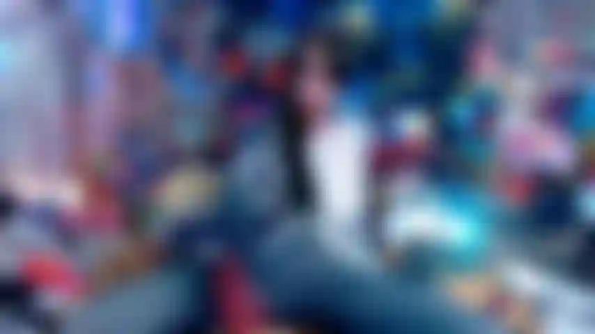 Spogliarello in cosplay di spider woman (pompino, squirta con vibratore).