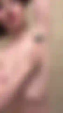 Mi depilo ascelle, gambe, figa e culo.