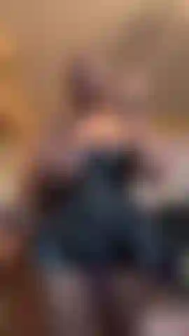 Video di vanto da findom. Guarda tutti questi soldi. Non è eccitante che non ho bisogno di te? Conta tutti questi soldi con me e guardami mentre faccio piovere banconote.