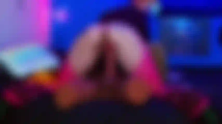 Guardo un porno cavalcando il torso senza fare rumore!