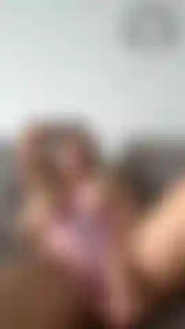 Primo piano figa dildo che scopa una figa cremosa.