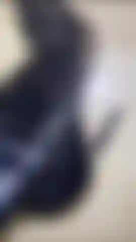 Inginocchiati e adora i miei stivali al ginocchio, ragazzo debole!