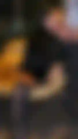 Uno dei miei film più classici che chiamo "suite success"... Dopo una notte fuori e di nuovo in albergo non posso resistere a questo cazzo duro che mi stava aspettando. Faccio schifo e scopo con angoli e primi piani molto carini.