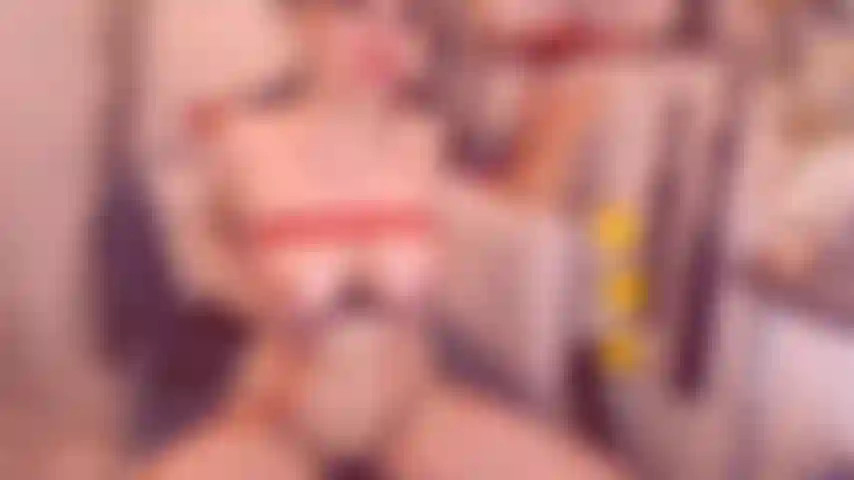 Una fica, uno stretch, un telefono con la cornetta, una bottiglia, un mouse per un pc, una lattina di soda.