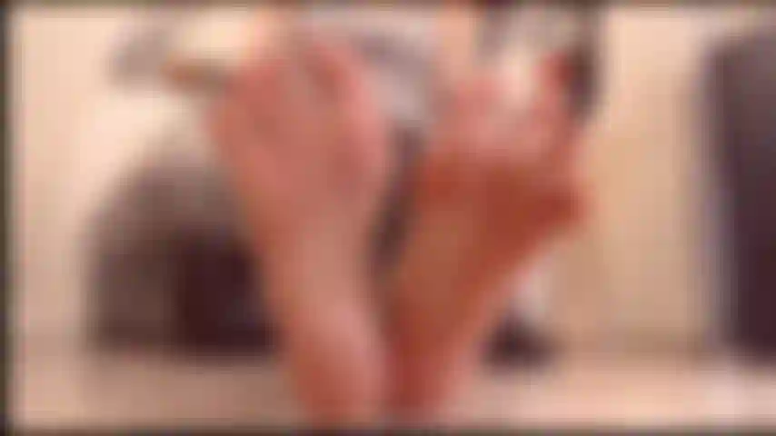 Piedi. Primo piano, piante dei piedi, dildo che spruzza.