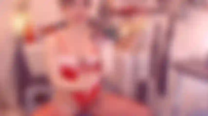 Una bottiglia di champagne, un culo, uno sguardo a bocca aperta, un prolasso.