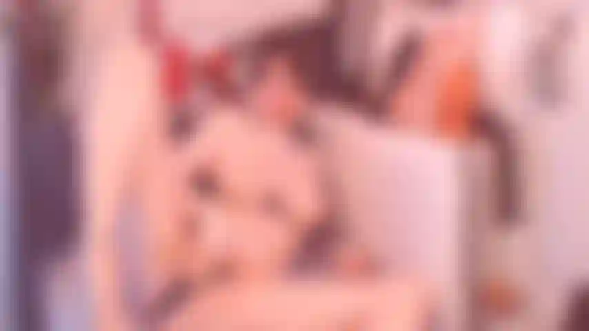 Ho un giocattolo anale con un cazzo finto e lo guido molto in profondità.