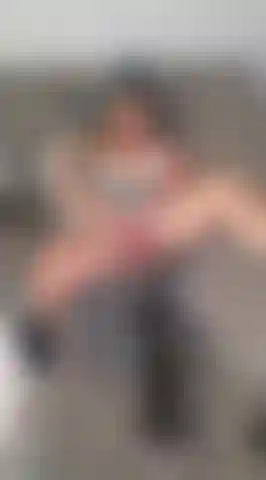 Macchina del cazzo sul divano.