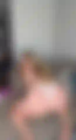 Guarda queste tette abbracciate che rimbalzano e un enorme schizzo.