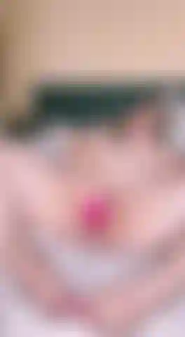 I miei piedi carini e mi riempio la figa con un dildo rosa.