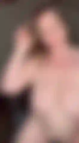 Nuda, cavalco questo cazzo fino a schizzare dappertutto.