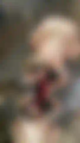 Che cavalca e schizza dappertutto sullo specchio.