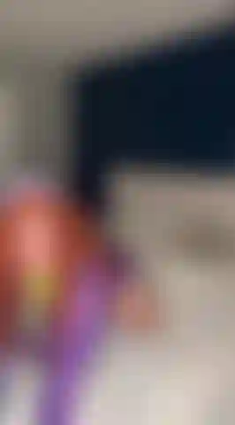 Daphne cavalca un dildo abbinato.