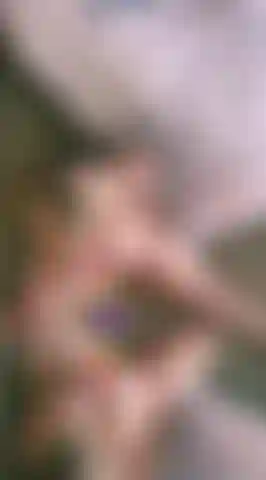 Mi scopo un dildo arcobaleno sullo specchio. Tante belle vedute.