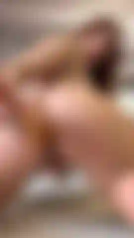 Sesso anale con un dildo di vetro.