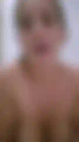 Ciao, sono nuda nel mio bagno.