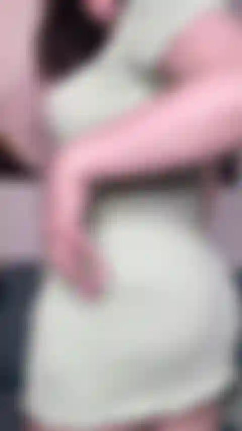 Che solleva il vestito attillato e mi mette in mostra / gioca con il culo e il buco del culo.