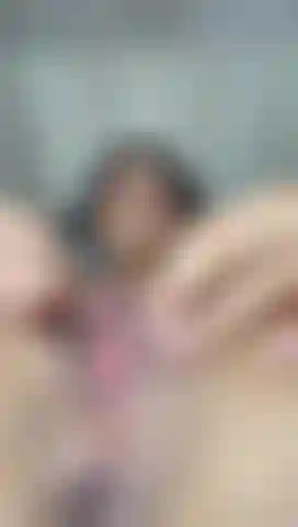 I open the pussy and I get my fingers well wet