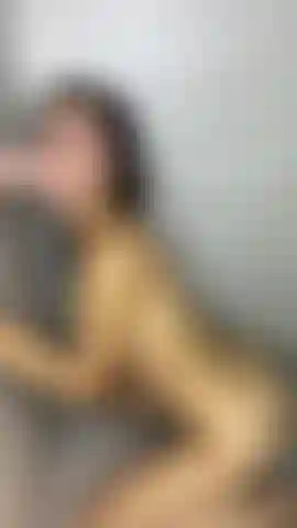 Pompino molto caldo in bagno.