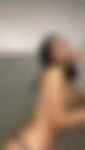 Pompino in bagno prima della doccia.