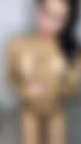 Gioca con il tuo pene in mezzo alle mie piccole tette.