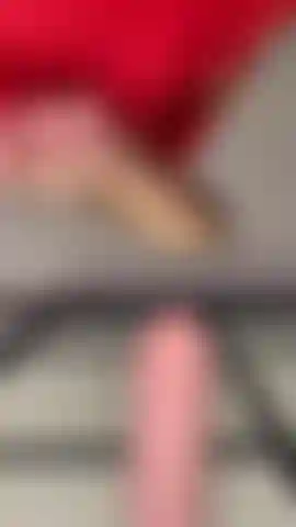 Mi scaldi la figa mentre mi strofini il tuo cazzo duro.